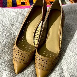 Ann Taylor Eyelet Tan Pumps Size 8.5